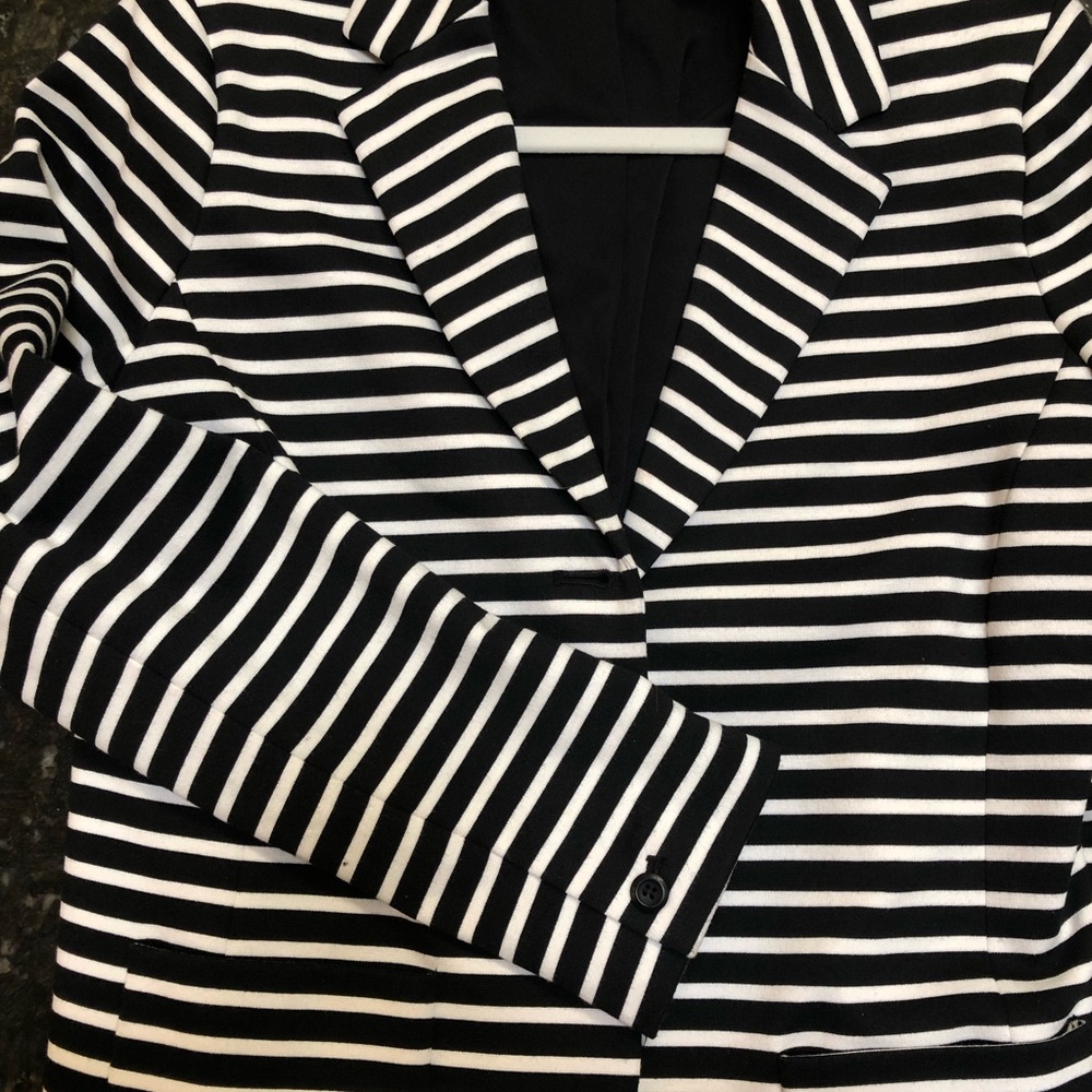 CHAUS JACKET. BLACK/WHITE STRIPE. MEDIUM. Button front